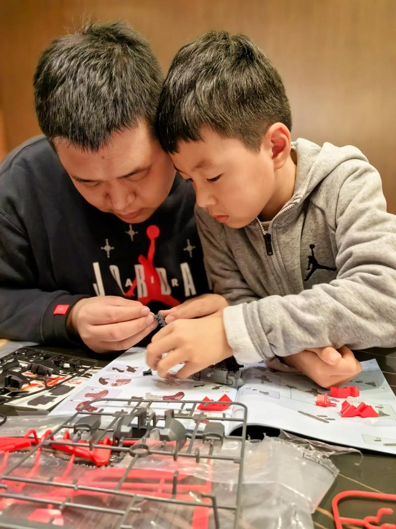 父子用工业边角料制作手工玩具合影