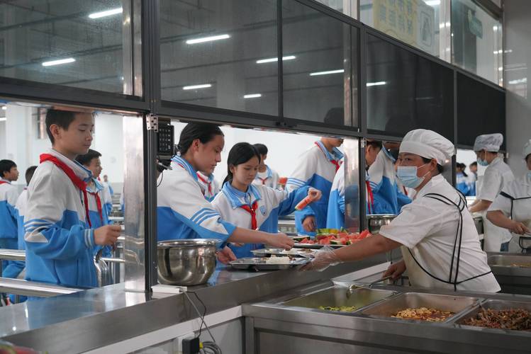 中国农村学校食堂学生用餐场景实拍