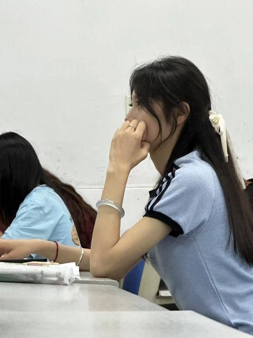 课堂上被橡皮屑堆满桌的初中生侧脸