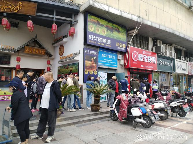 南京新街口商圈老卤味档口排队场景