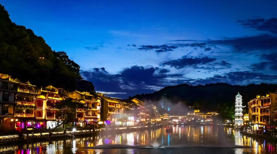 凤凰古城万名塔夜景