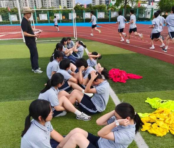中学操场春季耐力跑体测实拍