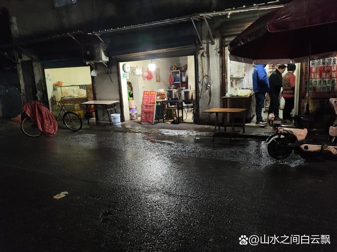 雨夜老火锅店门口