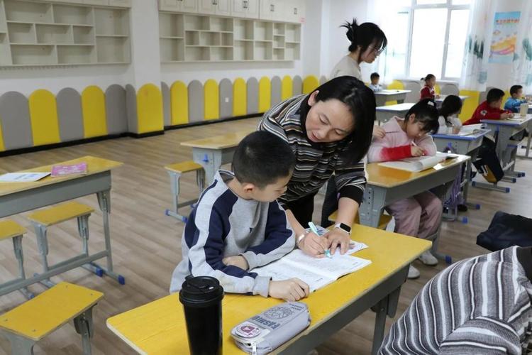 工业区职工子女课后托管中心学习场景图