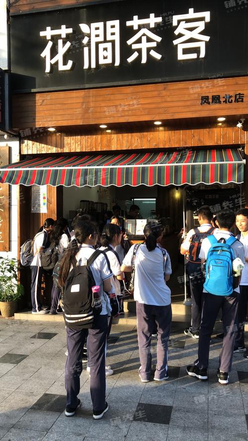大学门口奶茶店排队的学生