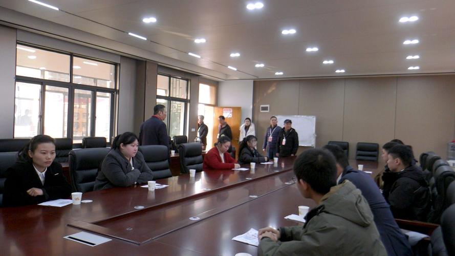 应届生企业面试会议室现场