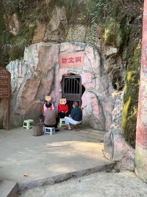 重庆防空洞洞内老凉虾摊陶缸