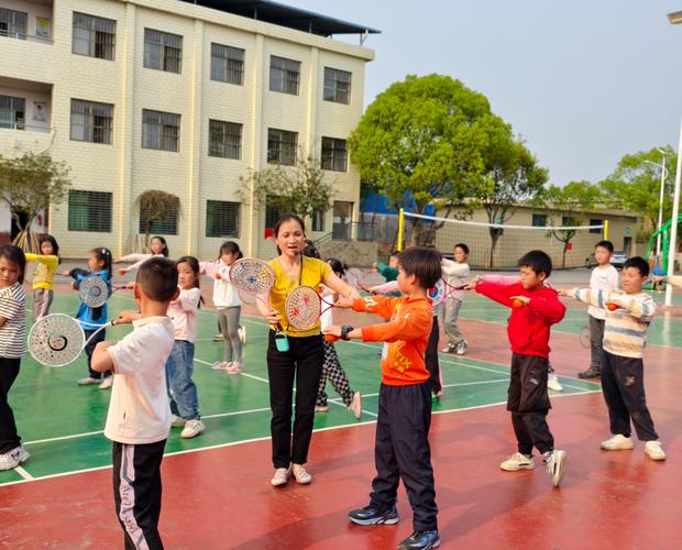 乡村小学课后服务活动场景