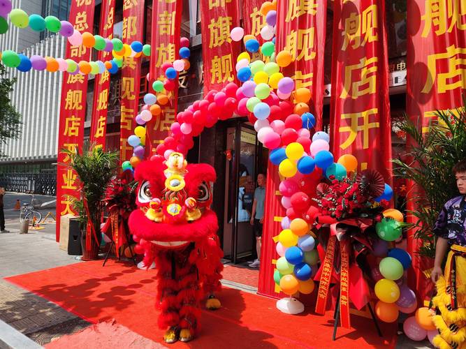 普通人拍的街边商铺开业现场实拍图