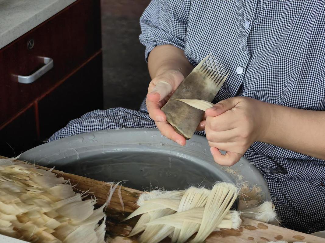 湖州善琏湖笔制作手工梳毫理料场景