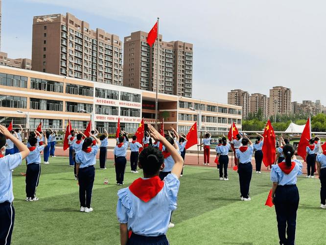 小学生在操场列队举国旗表演爱国节目