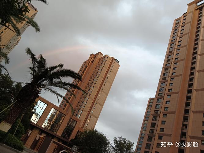 观测彩虹需要背对太阳保持42度仰角的小区场景图