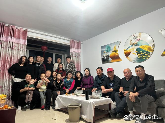 工厂打工父母春节回老家和老人孩子团聚隔代亲合影
