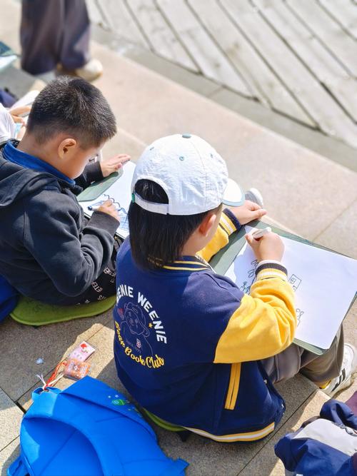 小学生户外写生探索光影