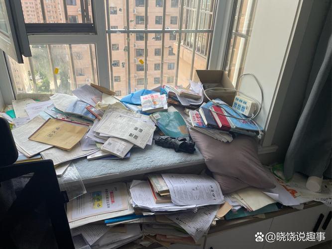杂乱书桌堆满未读书籍和便利贴