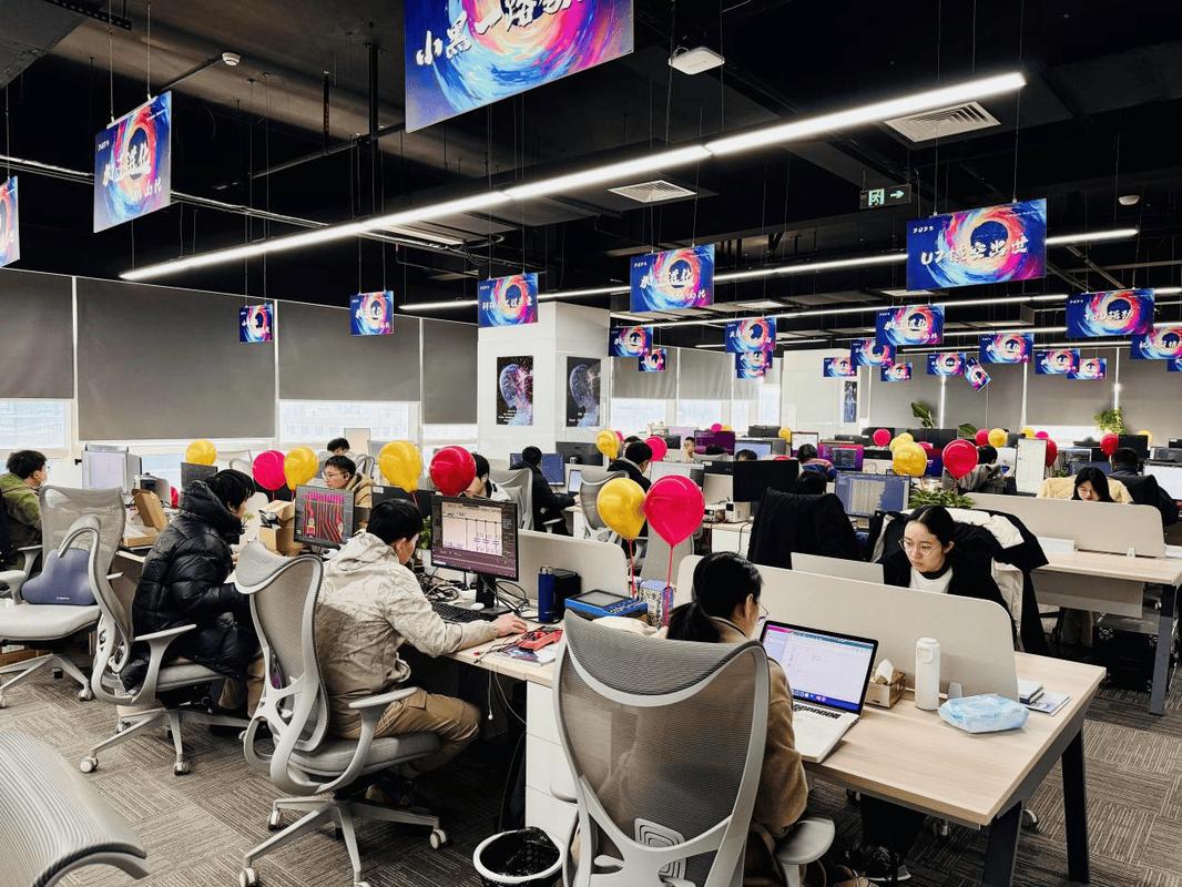 商圈共享办公空间远程办公人群图