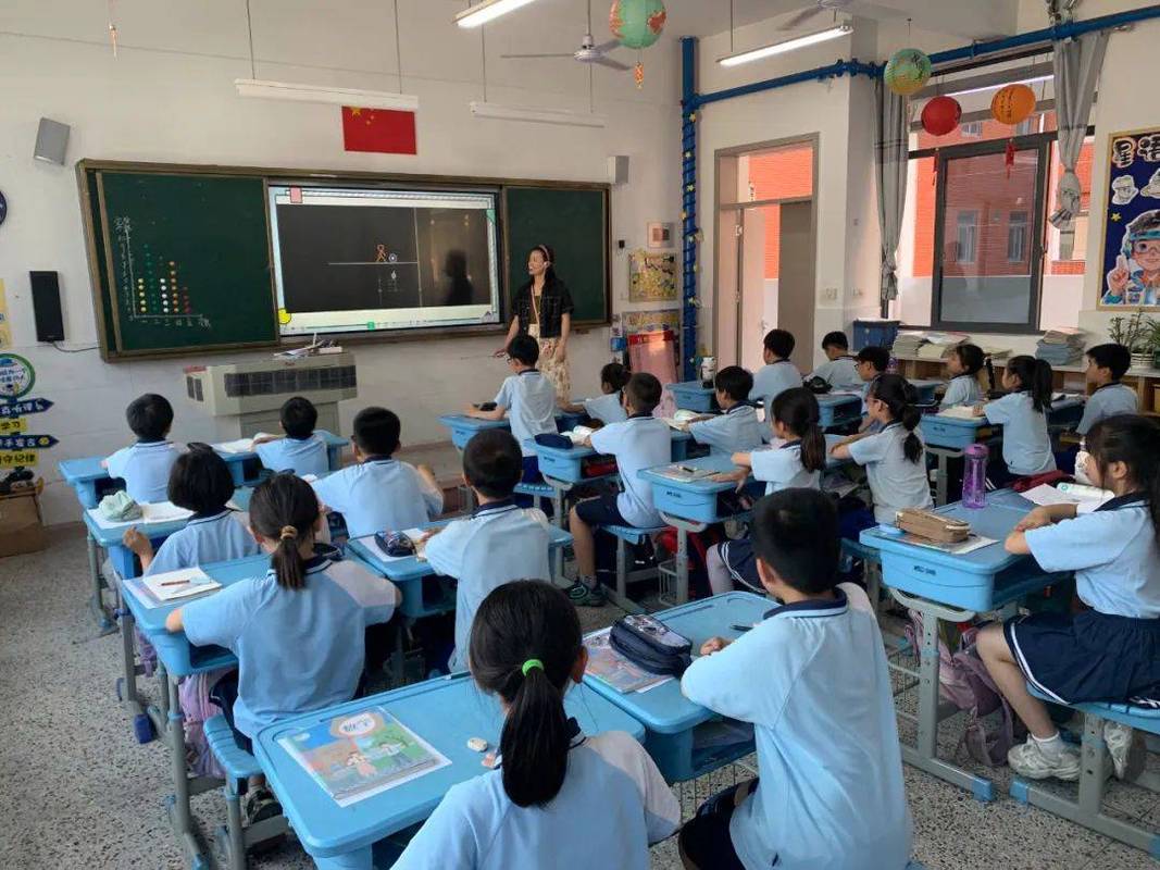 中小学课堂老师使用电子白板教学场景