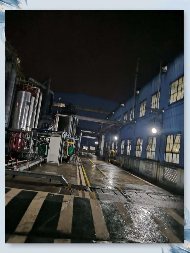 工业厂区夜间巡检工人带灯作业实拍图