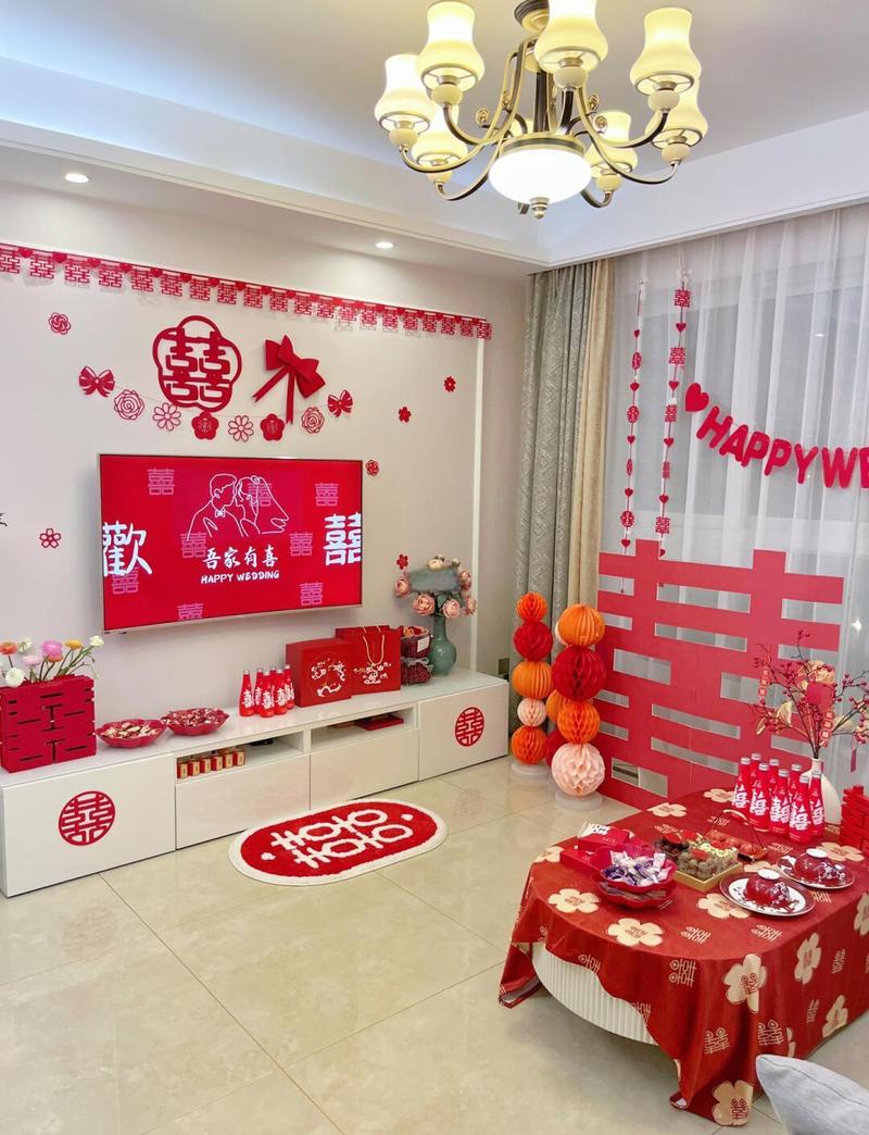 新娘和伴娘在婚礼前夜围坐客厅，一起手工装饰喜糖盒，桌上放着贴纸、缎带和散落的喜糖，氛围温馨