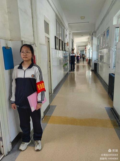 初中教室门口戴红袖套值周的学生干部