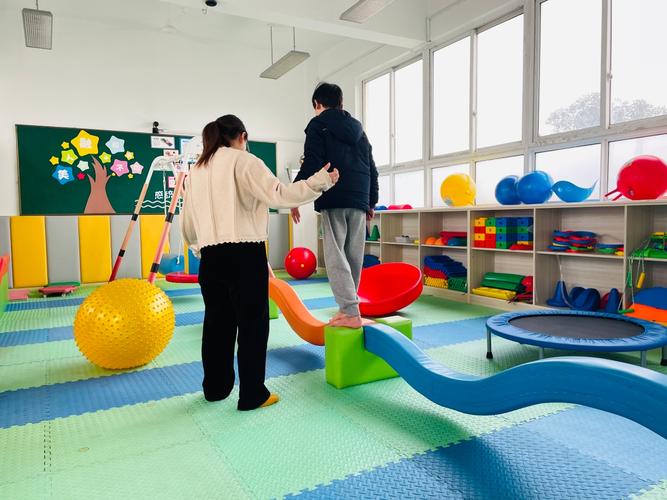 资源教师在资源教室辅导特殊需要学生