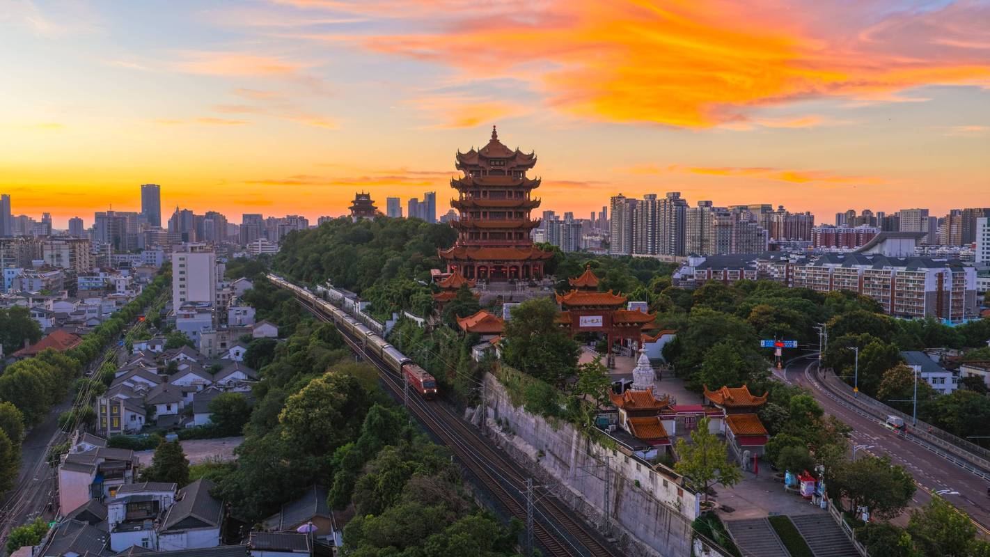 武汉黄鹤楼磨亮的水泥台阶边角