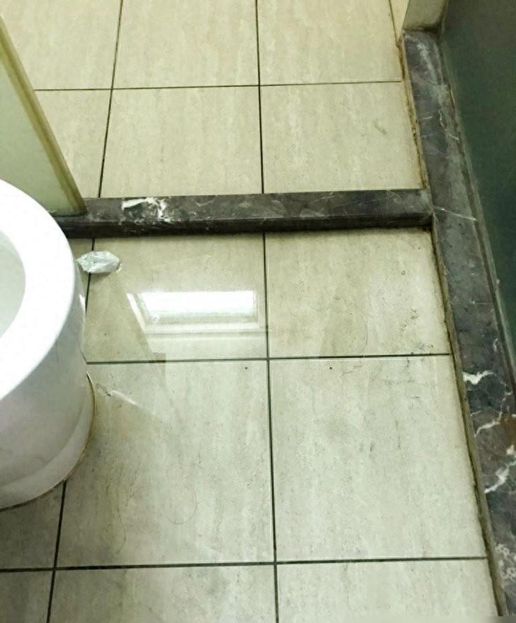 卫生间错误施工导致地面积水实景图