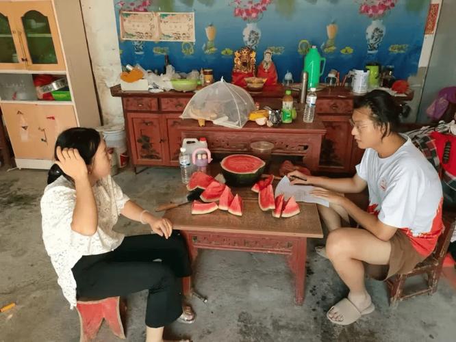农村小学生记录老种子访谈老人场景