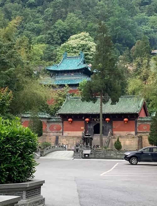 湖北武当山紫霄宫红墙古松