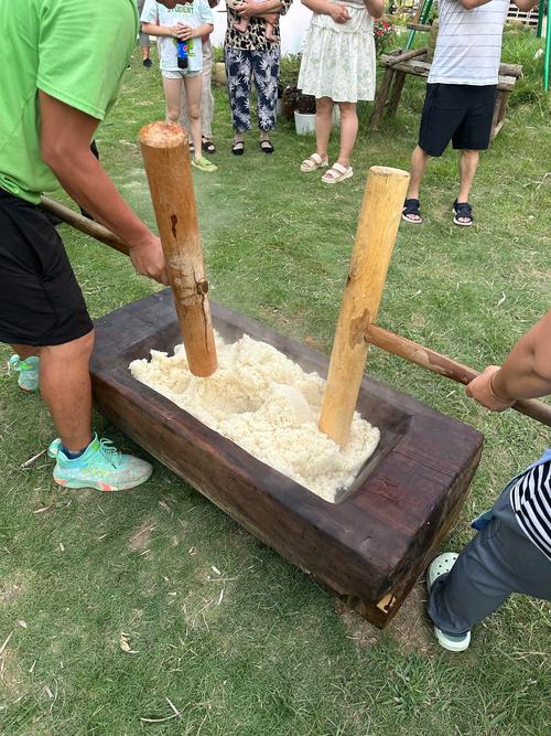 延吉手工打糕木槌打糯米场景