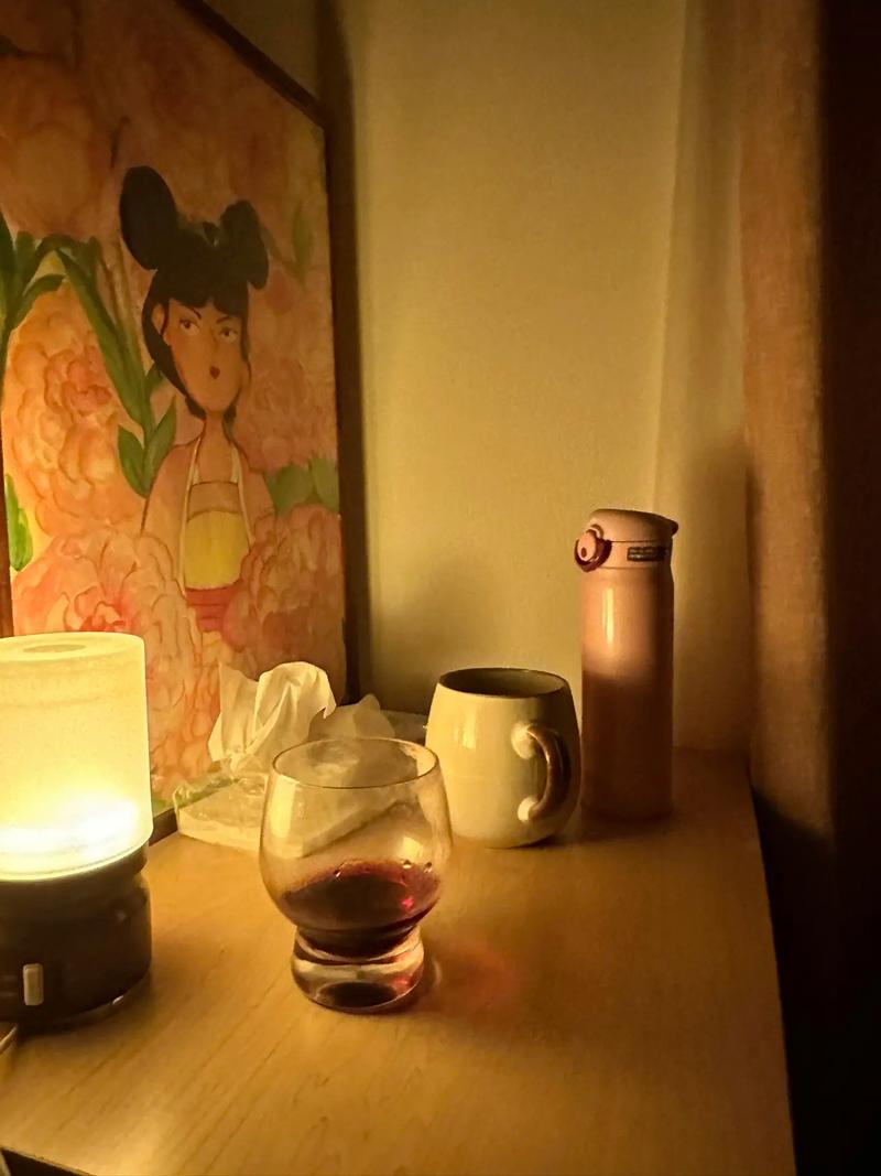 晨起卧室床头放保温杯场景