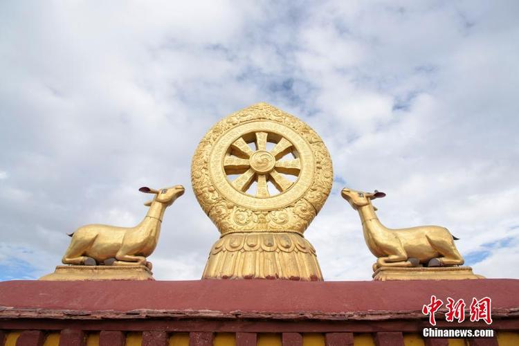 大昭寺主殿檐角的铜制法轮装饰