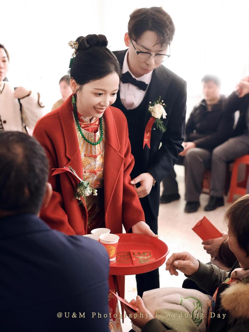 新人手持喜茶在婚礼上合影