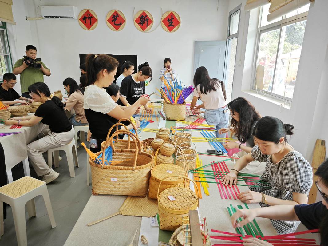 非遗工作坊中学生跟着老匠人学做竹编