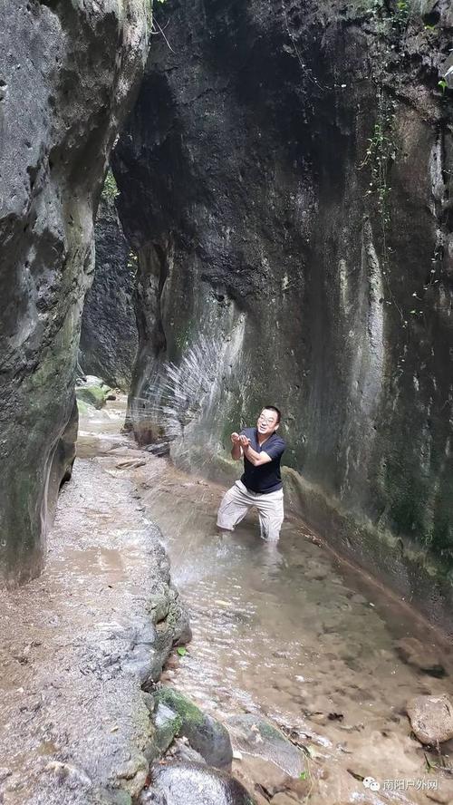 南漳翡翠峡峡谷浅滩游客踩水