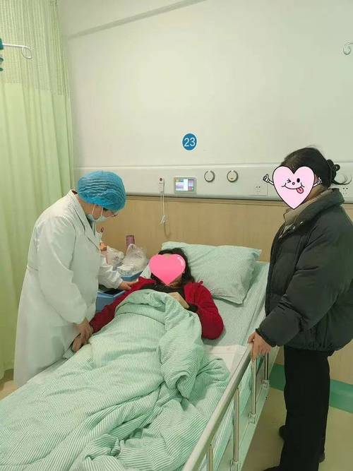 妈妈深夜靠在婴儿床旁攥着产检单