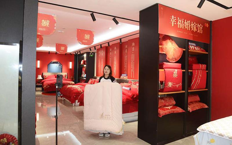 产业带商家直播间展示家纺产品实景