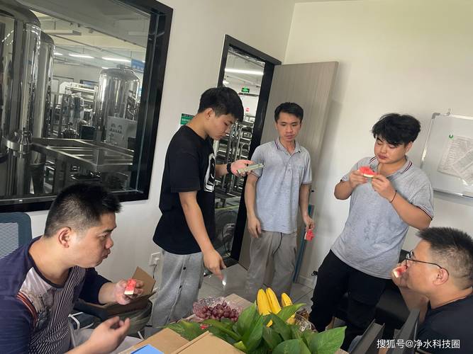 纺织厂车间工人换班时吃冰棒解暑的合照