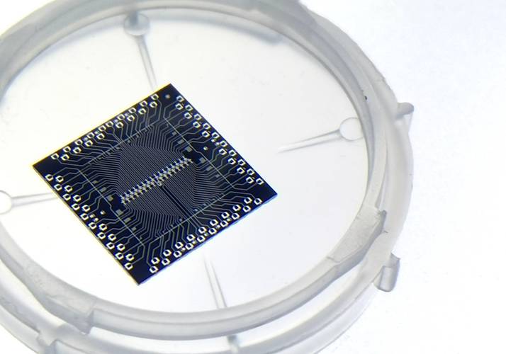 实验室超导量子计算芯片原型实物图