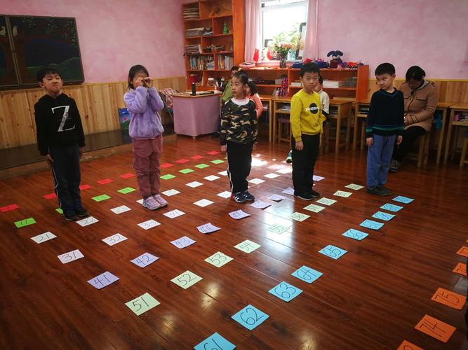 小学课堂教育游戏散落卡片实拍场景
