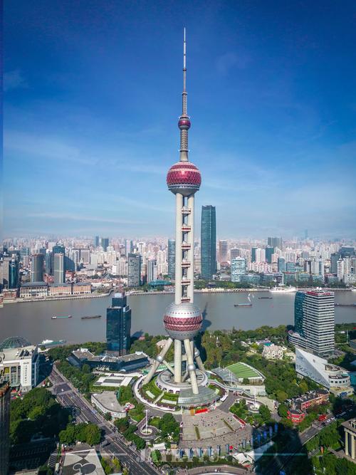 上海外滩远眺东方明珠广播电视塔