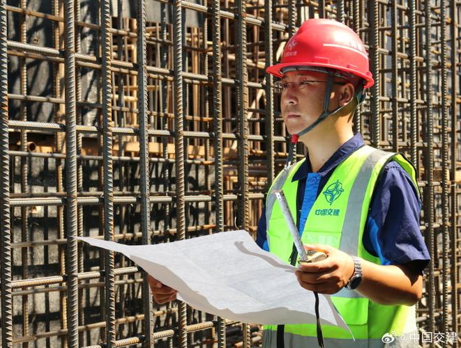 监理工程师工地现场手持图纸检查钢筋