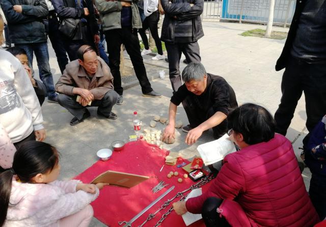 农村集市魔术表演推销药品现场