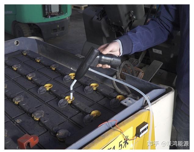 技术人员正在为叉车电池添加蒸馏水