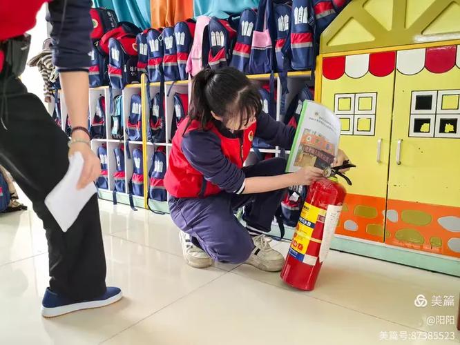 中学生擦拭班级公共消防栓的劳动实践场景