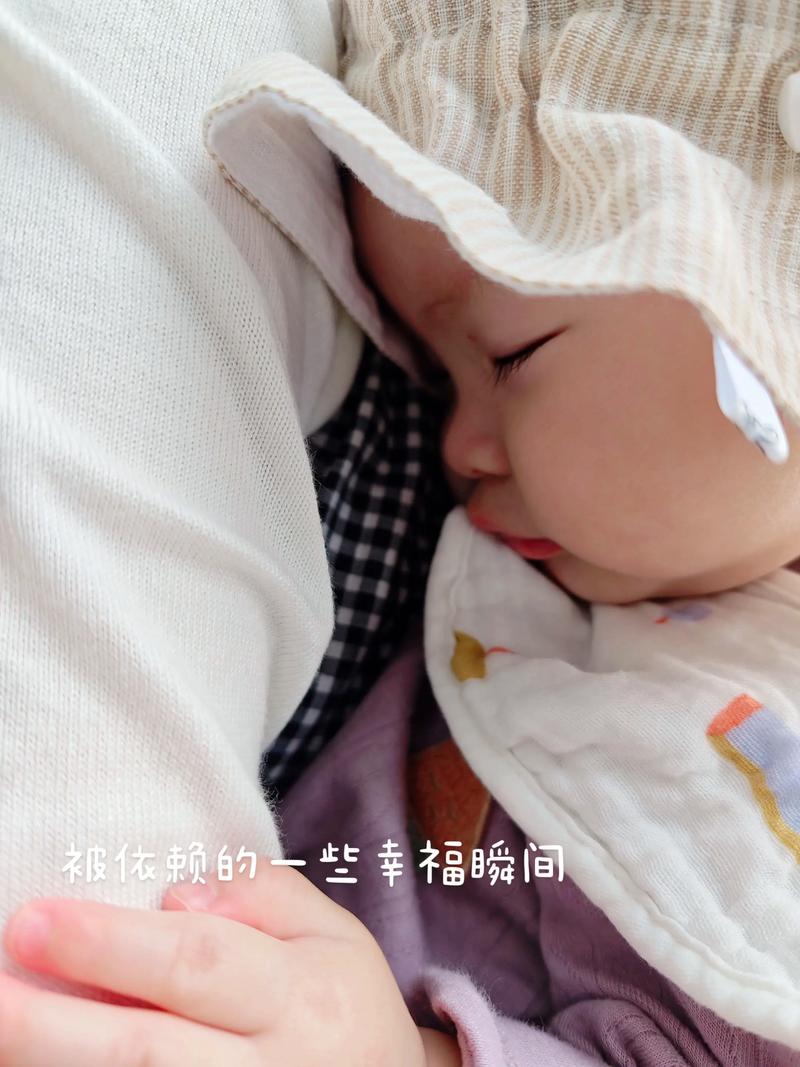 人类幼崽埋在妈妈颈窝蹭脸的日常亲子互动场景