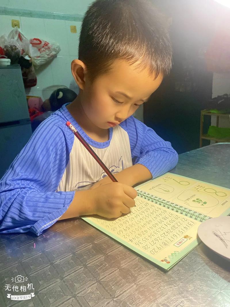 慢成长育儿日常-孩子皱着眉握笔写字的样子