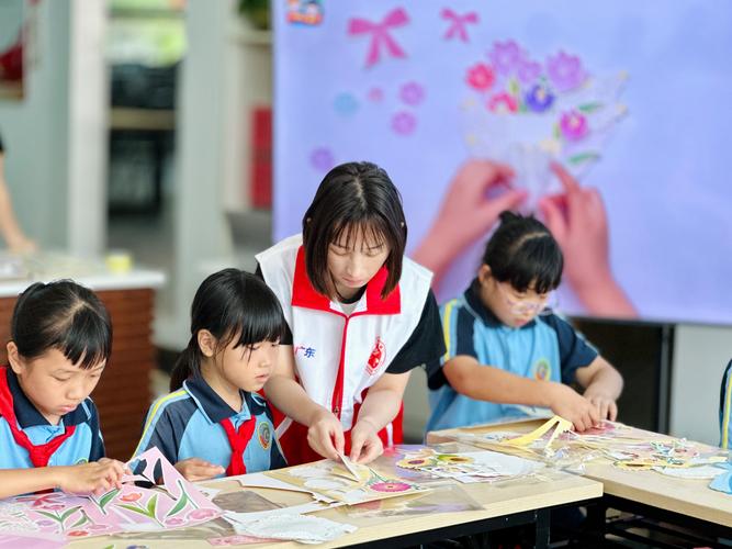 中小学teacher课后服务手工课现场