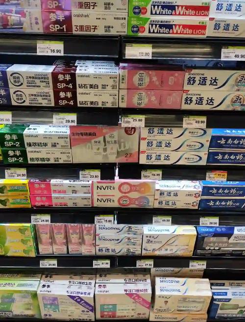 超市货架牙膏价格标签对比