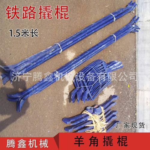 维修师傅撬棍检查汽车羊角间隙实操图